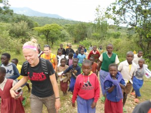 Raelynne Lee hikes with her group in Kenya (Photo courtesy Raelynne Lee)