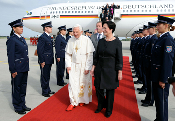 Pope_arrives