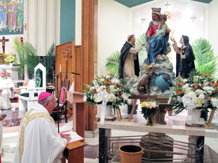 bishops-prays-at-statue