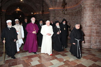 Assisi_Pope_walks