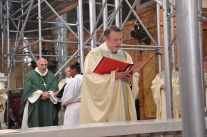 Msgr. Kieran Harrington leads the profession of faith during his installation Mass at St. Joseph’s Co-Cathedral, Prospect Heights.