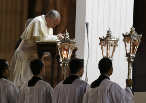 Pope prays as he leads vigil for peace in Syria. (Photo © CNS/Paul Haring.)