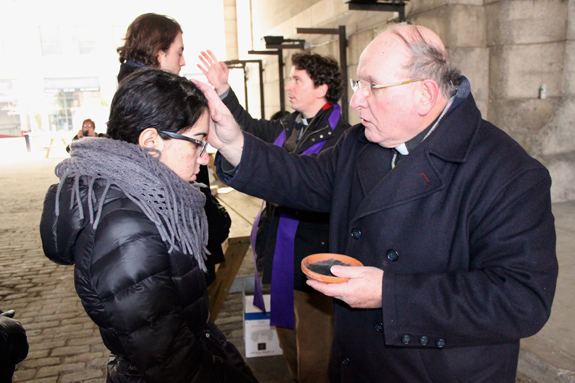  Father James King, pastor of Assumption parish, Brooklyn Heights, distributes ashes at the DUMBO “Arch” on Ash Wednesday as part of a joint evangelization outreach coordinated by Brooklyn Deanery No. 3 and the diocesan Office of Pastoral Planning.