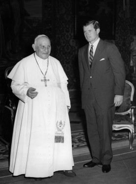 EDWARD M. KENNEDY WITH POPE JOHN XXIII AT VATICAN