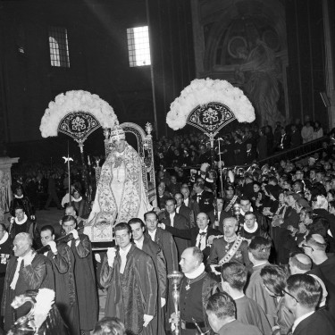 POPE JOHN XXIII CARRIED ON CHAIR DURING OPENING SESSION OF SECOND VATICAN COUNCIL