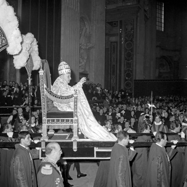 POPE JOHN XXIII CARRIED ON CHAIR DURING OPENING SESSION OF SECOND VATICAN COUNCIL