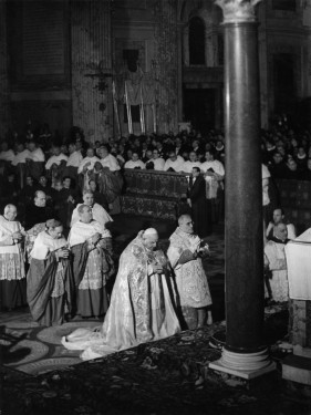 POPE JOHN XXIII IN PRAYER BEFORE ANNOUNCING PLAN TO CONVOKE VATICAN II