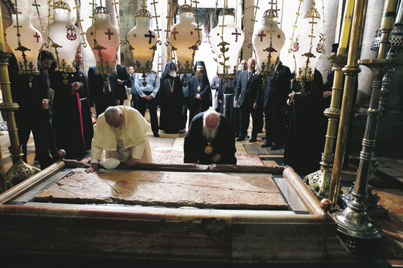 Pope_kneels_at_Sepuchre