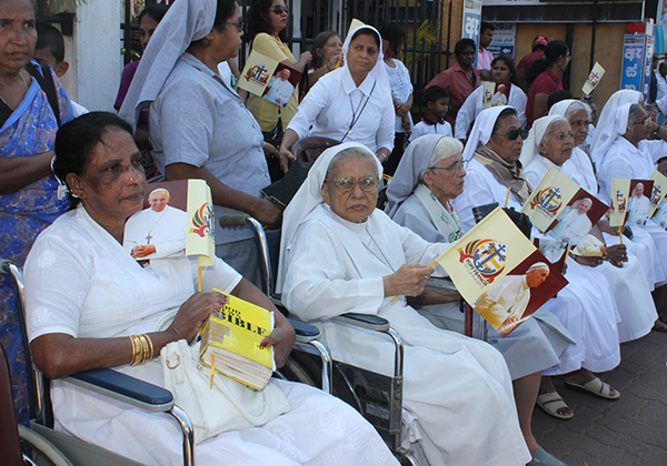 Nuns Await Pope in Sri Lanka