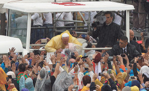 Pope Francis kisses baby at Mass in Manila