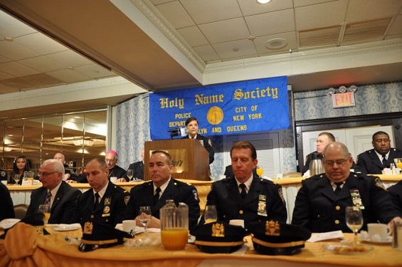 NYPD-breakfast-officers-at-table