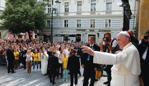 Pope-in-Bosnia-crowd