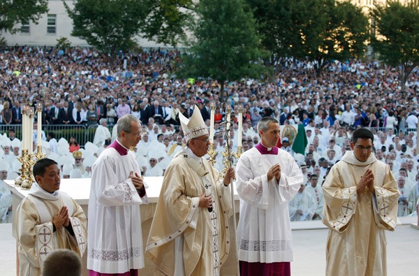 Pope Francis celebrates Mass and the canonization of Junipero Serra outside the Basilica of the National Shrine of the Immaculate Conception Sept. 23 in Washington. (CNS photo/Paul Haring)