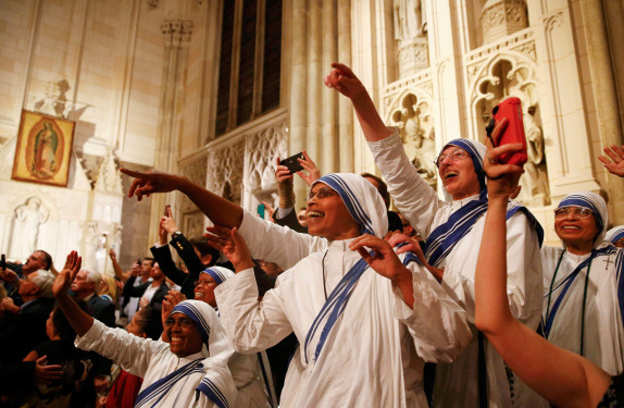 Members of the Missionaries of Charity cheer as Pope Francis arrives at St. Patrick’s Cathedral. Photo © Catholic News Service/Tony Gentile