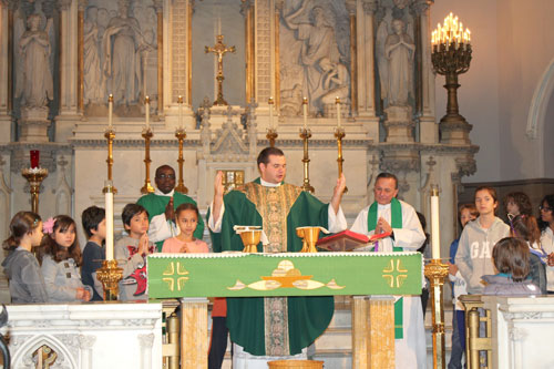 When NYC Mass Mob visited St. Agnes Church, Cobble Hill, parishioners and visitors were delighted to see children invited onto the altar during Mass. (Photos by Marie Elena Giossi) 