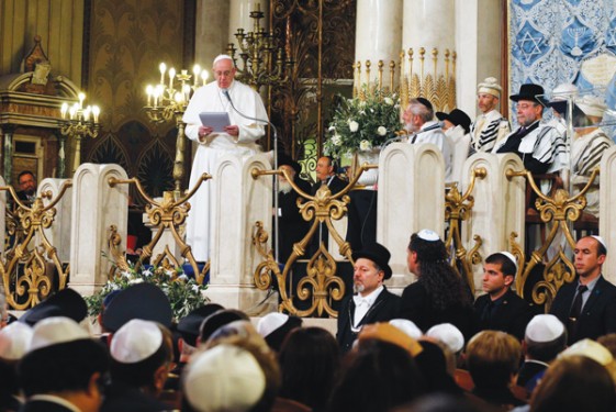 Pope Francis speaks as he visits the main synagogue in Rome Jan. 17. (Photo © Catholic News Service/Paul Haring)