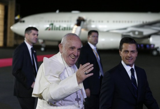 POPE ARRIVE MEXICO AIRPORT