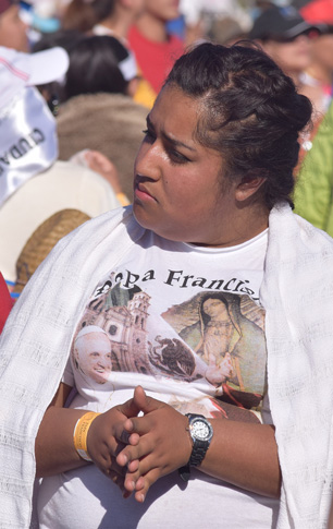 A young woman in Juarez attends papal Mass in Cuidad Juarez, Mexico. (Photo © Jorge Dominguez)