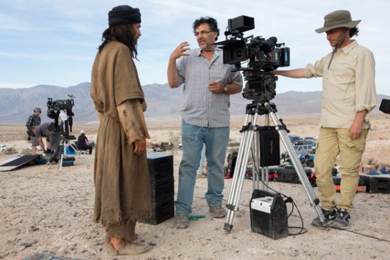 p Ewan McGregor, writer-director Rodrigo Garcia and cinematographer Emmanuel Lubezki are pictured on the set of “Last Days in the Desert,” which opened in theaters May 13. Photo © Catholic News Service/Broad Green Pictures