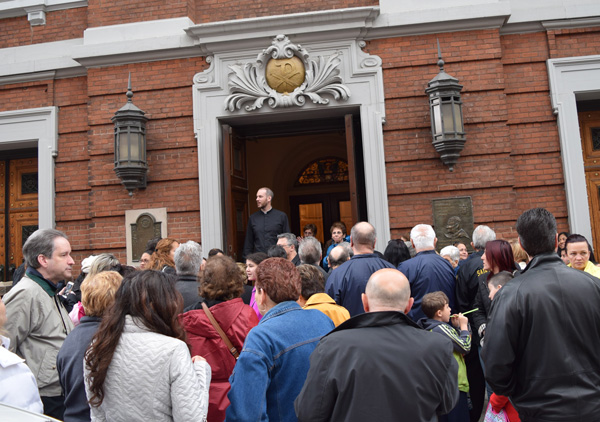 Father Peter Purpura, rector of St. James Cathedral-Basilica, Downtown Brooklyn, welcomes parishioners on pilgrimage from St. Finbar’s Church, Bath Beach, and invites them to enter through the Holy Door. (Photos © Antonina Zielinska)