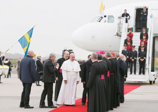 Pope Francis greets people as he arrives at the international airport in Malmo, Sweden, Oct. 31. The pope made a two-day visit to Sweden to attend events marking the 500th anniversary of the Protestant Reformation. (Photo: Catholic News Service/Paul Haring)