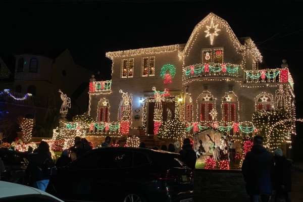 Dyker Heights Man Lights Own Path - Vimarsana News