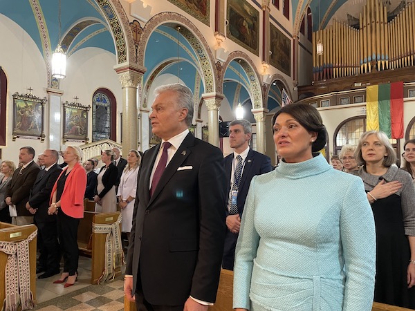 Lietuvos prezidentas vizito į Apreiškimo bažnyčią metu pakartoja paramą Ukrainai